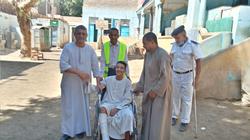 طالب جامعي يدلي بصوته على كرسي متحرك بعد كسر ساقه بقنا: صوتي أمانة