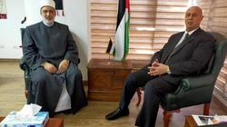 وكيل الأزهر يقدم العزاء للسفير الفلسطيني في وفاة صائب عريقات