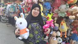 «هناء» هجرها أولادها فاتجهت لبيع «الدباديب» بشوارع أكتوبر: نفسي في كشك