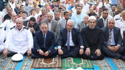 محافظ الجيزة يؤدي صلاة عيد الأضحى بساحة مسجد مصطفى محمود