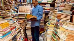 «أشرف» يبيع الكتب منذ 27 عاما في سور الأزبكية: «شغلانة حلمت بيها»