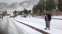 الثلوج تكسو شمال سيناء.. والأهالي يملأون الجراكن من مياه الأمطار