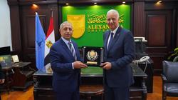 تكريم ومنح علمية.. زيارة رئيس الأكاديمية العربية لجامعة الإسكندرية