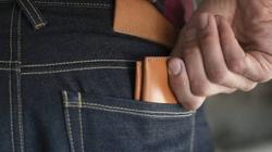 هل تضع "محفظتك" في الجيب الخلفي؟.. ستعاني من الألم العضلي