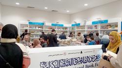 بـ"كنوز زمان".. هيئة الكتاب تجذب القراء.. وزوار: "على الأصل دور"
