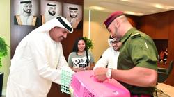 "الدفاع المدني في دبي" يهدي فلبينة قطا لإسعادها