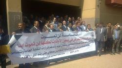 محامو "بني مزار" ينظمون وقفة تضامنية مع زملائهم المحبوسين بالمنيا