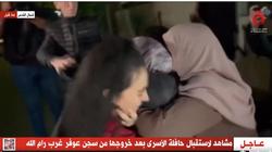 أم فلسطينية تفقد وعيها بعد رؤية ابنها المحرر.. دخل طفلا وخرج شابا (فيديو)