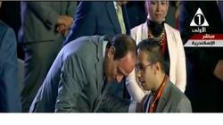 بالفيديو| الرئيس يتوقف أثناء خروجه ليستمع إلى شباب من ذوي الاحتياجات
