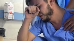 طبيب يتفاجأ بوالده بين شهداء القصف الإسرائيلي لغزة.. استقبله بالطوارئ (فيديو)