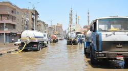 كسر خط طرد رئيسي في المنصورة يحول شوارعها إلى ترع «صور»