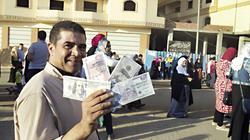 «محفظة» على شكل عملة تجذب الزبائن: «الفقير يحلم بدولارات»