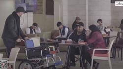 «الدنيا بخير» يفاجئ رجلًا عاجزًا بكرسي كهربائي ومبلغ مالي