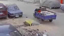 لحظة سرقة ماسورة مياه بعين شمس.. المتهمين حاولوا يفكوها فانفجرت (فيديو)