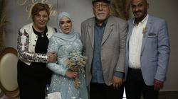 عروس تغني لوالدها الأصم بلغة الإشارة في حفل خطبتها.. فيديو يخطف القلوب