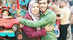 «ملقتلكش هدية جبتلك صورة».. أحمد يهدي والدته "حضن قديم" في عيد الأم