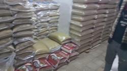 ضبط مخزن بحوزته 5.5 طن أعلاف دواجن وأرز بغرض الاحتكار في الجيزة