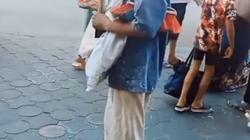 حد محتاج نقاش؟.. رجل خمسيني يجوب شوارع مطروح بحثا عن عمل «فيديو»