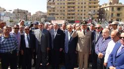 محافظ الدقهلية يضع إكليلا من الزهور على قبر الجندي المجهول