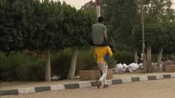 طالب يحمل صديقه على كتفيه لمسافة 4 كيلو: رجله اتكسرت قبل الامتحان