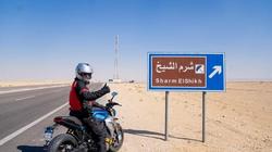 علي عبده.. حكاية مغامر مصري راح لقمة المناخ بدراجته الهوائية وأصبح حديث العالم