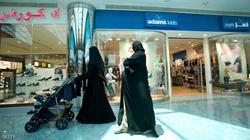 سيدة إماراتية تخلع عباءتها لإنقاذ سائقا من الموت