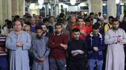 آلاف المصلين من مختلف الجنسيات يشهدون صلاتي العشاء والتراويح بالجامع الأزهر