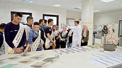 وفد طلاب جامعة الزقازيق في زيارة ميدانية لمعامل إدارة الحرب الكيميائية
