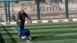 لاعب نجمة سيناء يُقبل قدم والده بعد إحرازه هدفا وصعود فريقه لـ«الممتاز ب»