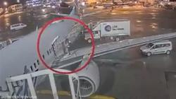 راكبة تفتح باب الطوارئ لتهبط على جناح الطائرة والسبب غير معروف (فيديو)
