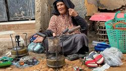 «السيدة» عمرها 91 عامًا وتصلح الأحذية: «محدش من ولادي بيصرف عليا»