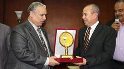 رئيس جامعة دمياط يهدى المحافظ درع الجامعة