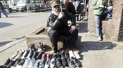 «سوق الجزم المستعملة».. «الزباين طفشت»