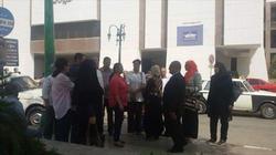 تجمهر أهالي طلاب مدرسة المتفوقين احتجاجا على تأجيل الدراسة للعام المقبل
