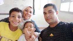 أسرة تتطوع بتنظيف وطلاء فصل ابنها في يوم الإجازة: ابدأ بنفسك