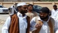 شابان كفيفان يساعدان نفسيهما ليدليان بصوتيها في سيوه
