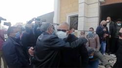 سيد رجب يواسي بيومي فؤاد في جنازة والده