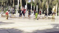 كل شىء فى الحر مباح حتى الاستحمام فى نافورة «الأزهر»