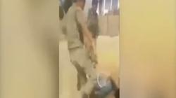 فيديو.. جنود أتراك يعتدون بوحشية على شباب سوريين عُزل