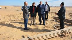 محافظ الوادي الجديد يتفقد العمل بمشروع إنشاء أول قرية نموذجية