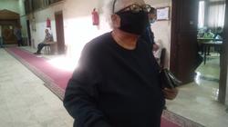 بعكاز.. سبعينية تدلي بصوتها في الانتخابات: بحب بلدي
