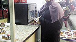 «منة» وخطيبها أسسا مشروع حلويات برأس مال 25 جنيهاً: هنكبر سوا سوا
