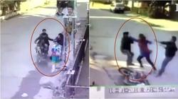 بالفيديو| عجوز تلقن لصين درسا قاسيا بعدما حاولا سرقتها