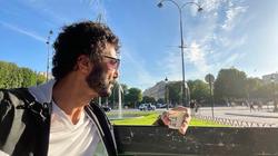 أحدث ظهور للنبوي بعد «راجعين يا هوى»: «عزم نفسه على قهوة وقعد يتفرج على الناس»
