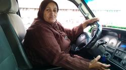 بالفيديو| "أم إيمان".. "سواقة ميكروباص" بدرجة "أم"