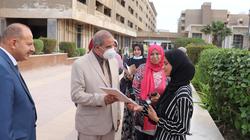 «المحرصاوي» يوزع هدايا رمزية على طالبات بالمدينة الجامعية «صور»