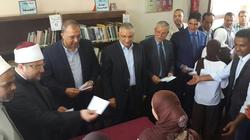 وزير الأوقاف يسلم مساعدات مالية لطلاب مدرسة سمالوط الإعدادية