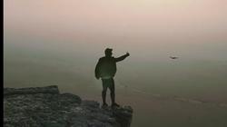 مشاهد نادرة لـ«بلوجر سعودي» من أعلى جبل فهرين.. كأنها «حافة العالم» 