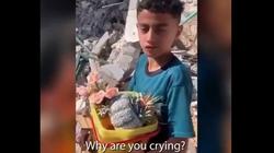 طفل فلسطيني يبحث باكيا عن ألعابه وسط حطام منزله:«ده اللي لاقيته..كويس»