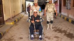 «محمد» يرقص على كتف أمه: أنا أصلاً ماليش صوت